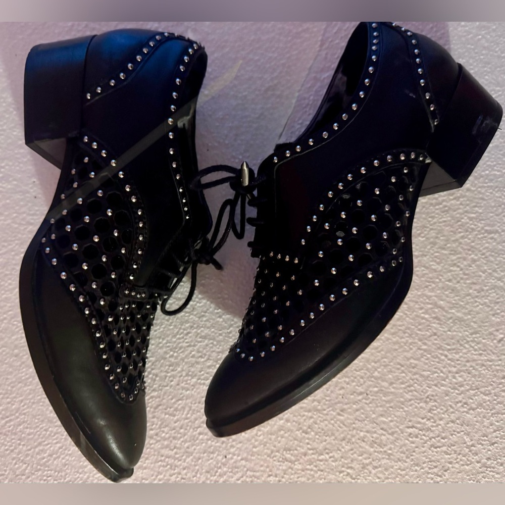 Dolce Vita Studded Black Lace-Up Wingtip Shoes in Size 6 in Fair Condition - Picture 6 of 10